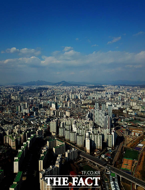 기상청은 어린이날 연휴 첫날인 4일은 고기압의 영향으로 전국이 대체로 맑고, 낮 기온이 평본보다 2~6도 높겠다고 밝혔다. /이덕인 기자