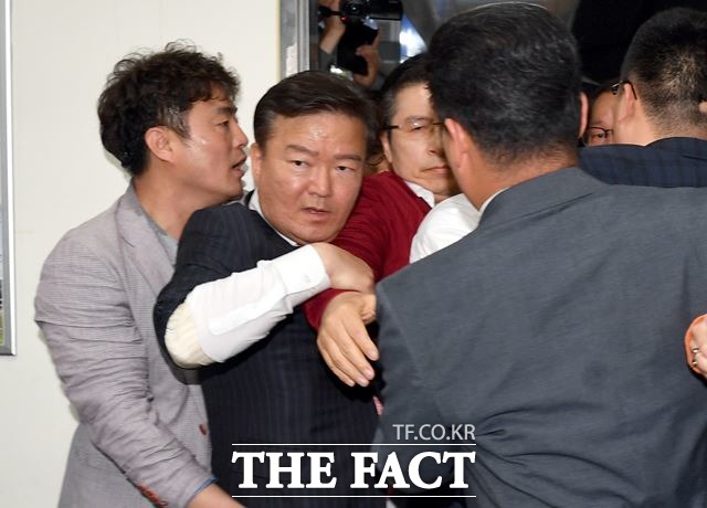 황교안 자유한국당 대표가 3일 광주를 찾아 문재인 정부를 비판하다 시민들로부터 거센 항의와 함께 물세례를 받았다. 황 대표가 광주송정역광장에서 문재인 STOP! 광주시민이 심판합니다 행사를 한 뒤 5·18 단체 등의 항의를 받고 역무실을 통해 빠져나가고 있다. /광주=뉴시스