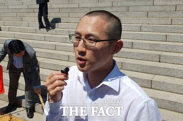 삭발 후 언론, 유튜버들과 인터뷰를 갖는 김준교 씨. /이원석 기자