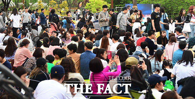 불꽃 축제 시작 전부터 많은 시민들로 인산인해를 이룬 석촌호수 일대