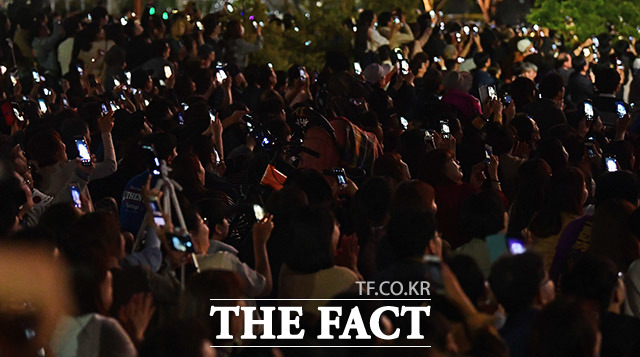 저마다 휴대전화로 불꽃을 담으려는 시민들