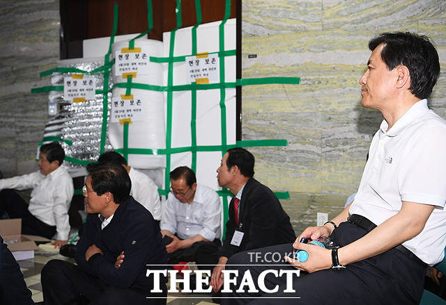 지난달 26일 국회 의안과 입구를 봉쇄한 자유한국당 의원들/배정한 기자