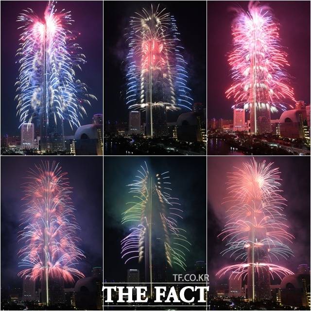 2019 롯데월드타워 불꽃축제가 열린 4일 저녁 서울 송파구에서 위치한 롯데월드타워가 화려한 불꽃으로 밤 하늘을 수놓고 있다./남윤호 기자