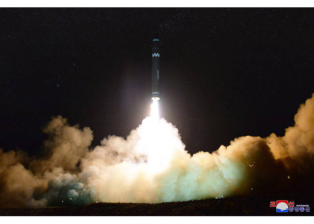 북한이 4일 오전 함경남도 호도반도 일대에서 동쪽 방향으로 단거리 미사일을 발사했다. 사진은 2017년 11월 대륙간 탄도미사일(ICBM)의 발사 성공을 보도한 로동신문. /로동신문 캡처