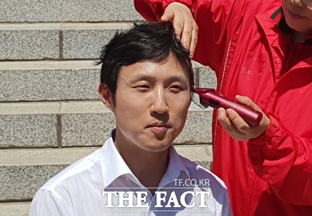 한국당 전당대회에 청년최고위원 후보로 출마해 막말과 짝 출연 등 독특한 이력으로 화제였던 김준교 씨가 지난 2일 국회에서 삭발하고 있다. /국회=이원석 기자