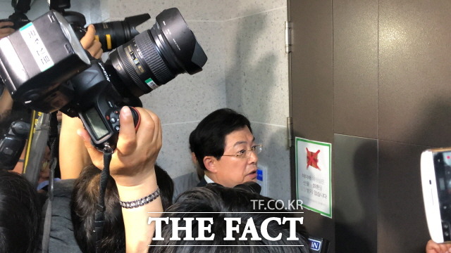 자유한국당 이만희 의원이 채이배 의원실로 들어가고 있다. 지난달 25일 자유한국당 의원 11명은 채이배 바른미래당 의원의 사개특위 출석을 막기 위해 의원실을 점거했다. /문혜현 기자