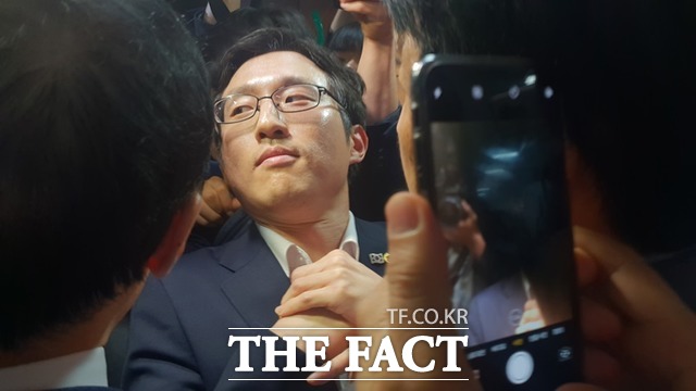 지난달 26일 국회 의안과 앞에서 민주당 의원들을 막고 있는 김준교 씨. /이원석 기자