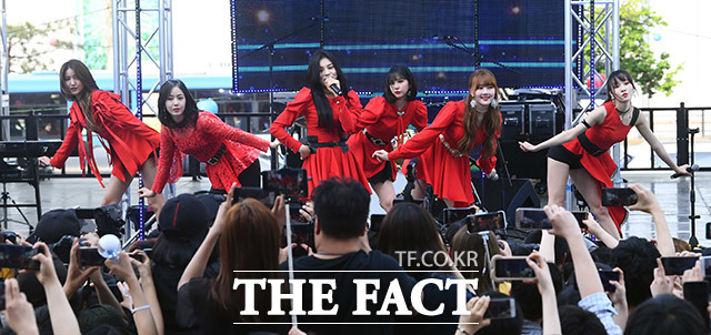그룹 여자친구가 4일 오후 서울 강남구 코엑스 야외마당에서 열린 C 페스티벌 2019 축하행사에 참석해 화려한 무대를 펼치고 있다. /이동률 기자