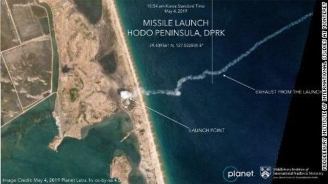 CNN은 5일 북한의 단거리 발사체 당시 위성사진을 공개하면서 단거리 미사일이라고 분석했다. /CNN 보도 갈무리