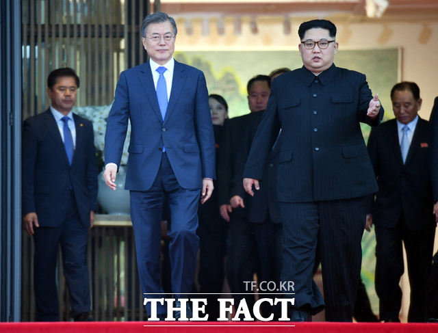 이번 북한의 발사체 발사로 남북관계에 빨간불이 들어왔다는 평가가 있다. 판문점 회담 당시 문재인 대통령과 김정은 국무위원장이 연단으로 향하고 있는 모습. / 한국공동사진기자단