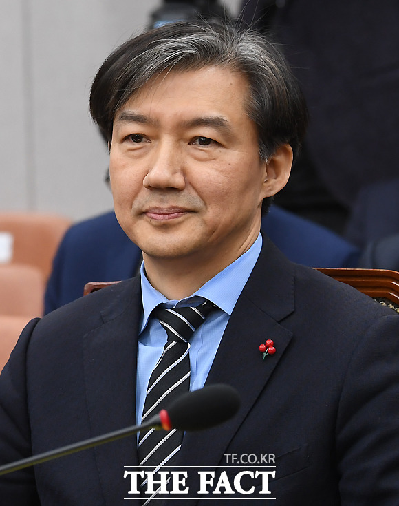 조국 청와대 민정수석이 검경수사권 조정안에 대해 반대하는 문무일 검찰총장에 대한 입장을 페이스북을 통해 밝혔다. 지난해 국회 운영위 첫 출석한 조 수석의 모습. /더팩트 DB