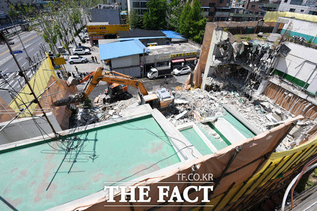 7일 오전 서울 강동구 둔촌동의 한 건물 철거 현장에서 건물이 붕괴되는 사고가 발생해 관계자들이 현장을 수습하고 있다./남윤호 기자