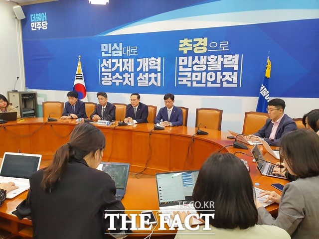 홍영표 더불어민주당 원내대표가 지난 1년 간의 원내대표 활동에 대해 70점 정도 줄 수 있을 것 같다고 자평했다. 7일 오후 국회에서 홍 원내대표 고별 기자간담회가 진행되고 있다. /국회=허주열 기자