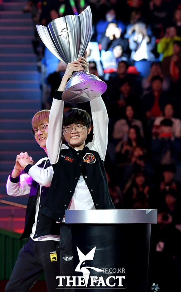 2019 리그오브레전드 챔피언스 코리아 스프링 결승전이 지난달 13일 서울 송파구 잠실실내체육관에서 열린 가운데 SKT T1가 그리핀을 상대로 3-0 승리를 거두며 우승을 차지하고 있다. 사진은 트로피를 들어 올리는 SKT T1 페이커 이상혁 /이덕인 기자