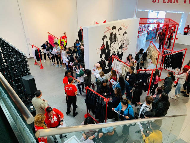 전 세계 5개 도시에 열리는 팝업스토어엔 방탄소년단의 사진이 걸린 대형 월과 방탄소년단의 인형 등을 만날 수 있다. /빅히트엔터테인먼트 제공