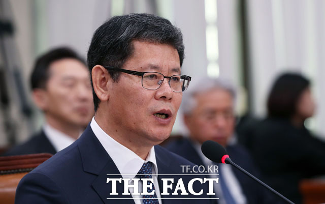 김연철 통일부 장관이 8일 개성 남북공동연락사무소 방문을 위해 방북한다. 사진은 김 장관의 인사청문회의 모습. /뉴시스