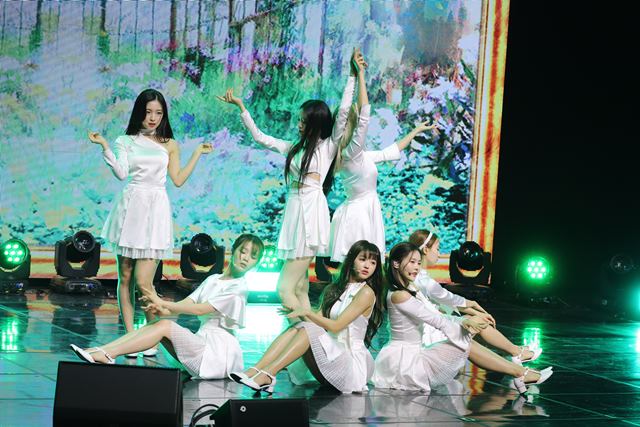 오마이걸이 데뷔 후 첫 정규 앨범 The Fifth Season을 발매하며 팬들을 만난다. /WM 엔터테인먼트