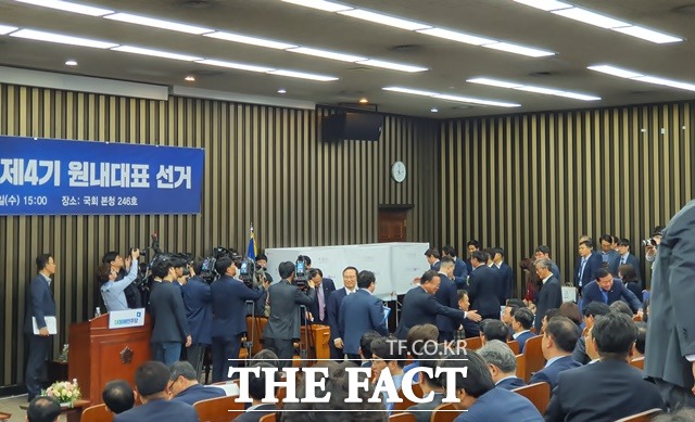 더불어민주당 의원들이 8일 오후 국회본청 246호에서 열린 4기 원내대표 선거에서 투표를 하고 있다. /허주열 기자