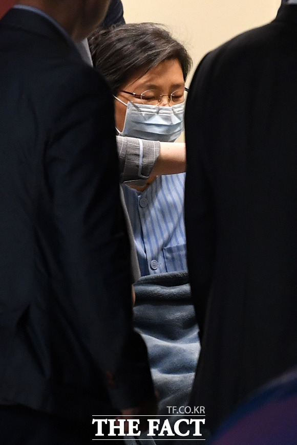 마스크와 안경을 쓰고 진료받은 박 전 대통령.