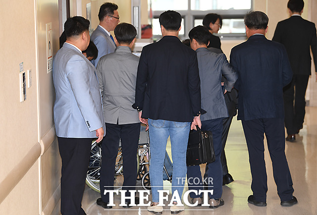 형집행정지 신청 불허 이후 첫 외부 진료에 나선 박 전 대통령. 관계자들이 인간띠로 애워싸고 있다.