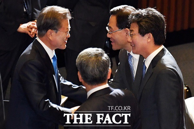 여야의 갈등과 대립으로 정국이 얼었더라도 청와대도 일정 부분 책임에서 벗어날 수 없다는 지적이 나온다. 2017년 11월 국회 본회의장에서 2018년도 예산안 시정연설을 마친 문 대통령이 야당 의원들과 인사하는 모습. /국회사진취재단