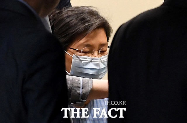 수감 중인 박근혜 전 대통령은 8일 형집행정지 신청이 불허된 이후 처음으로 외부 진료를 받았다. 가톨릭대학교 서울성모병원에서 진료를 받은 뒤 휠체어를 탄 채 나오는 박 전 대통령. /서초=남용희 기자