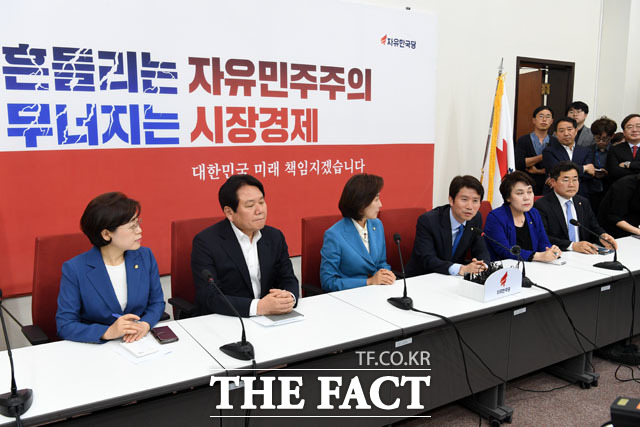 밥 잘 사주는 예쁜 누나가 되겠다는 나 원내대표의 말에 이 원내대표는 공식적으로, 비공식적으로도 밥 잘 먹고 말씀도 듣겠다며 화답했다. /남윤호 기자