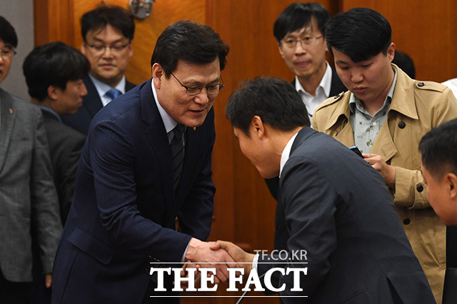 김해준 교보증권 대표이사(오른쪽)와 인사 나누는 최종구 금융위원장.