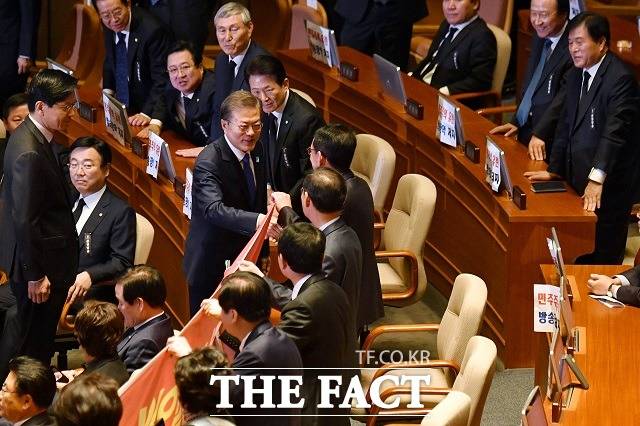 문재인 대통령이 취임사에서 협치를 다짐했지만, 집권 2년을 맞은 현재까지 협치가 제대로 이뤄지지 않고 있다는 게 대체적인 평가다. 2017년 11월 국회 본회의장에서 2018년도 예산안 시정연설을 마친 문 대통령이 자유한국당 의원들과 인사하는 모습. /국회사진취재단