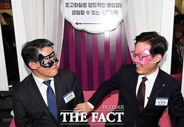 김경협 의원(왼쪽)과 서로의 얼굴을 보며 환한 웃음.