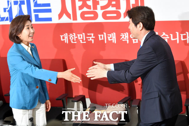 나경원 한국당 원내대표는 환한 미소로 이인영 민주당 신임 원내대표를 맞이했다. 나 원내대표는 이날 더불어민주당을 상징하는 푸른 계열 옷을 입었다며 케미를 자랑했다. /남윤호 기자