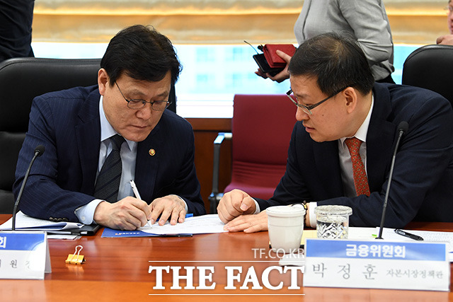 박정훈 금융위원회 자본시장정책관(오른쪽)과 대화 하는 최종구 금융위원장