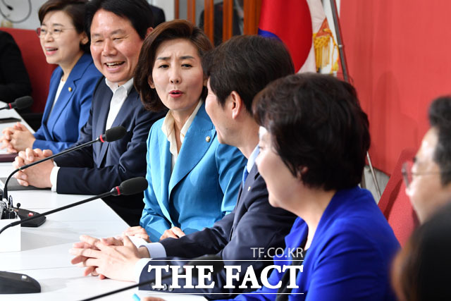 두 원내대표의 만남 내내 훈훈한 분위기가 흘렀다. 이인영 원내대표는 편하게 만나고 싶은데 찾아뵙자마자 국회 정상화를 위해서 노력했으면 좋겠다는 말씀을 드리게 돼 죄송하다며 한국당의 복귀를 촉구하기도 했다. /남윤호 기자