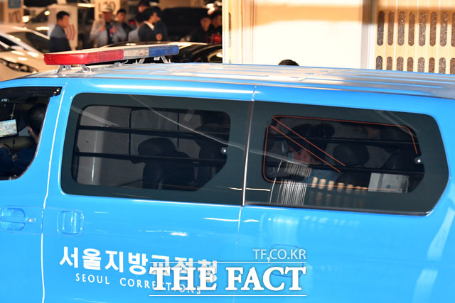 박 전 대통령은 앞으로 국정농단 혐의에 관한 대법원 판단과 국정원 특활비 항소심 등을 남겨두고 있다. 8일 오후 호송차를 타고 구치소로 향하는 박 전 대통령. /남윤호 기자