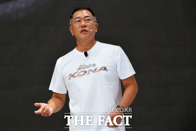 현대기아차가 K-POP 문화를 활용한 마케팅으로 역동적인 브랜드 이미지 구축에 속도를 높이고 있다. 지난 2017년 6월 현대차 소형 SUV 코나 신차발표회에서 신차를 소개하는 정의선 현대차그룹 총괄 수석부회장. /더팩트 DB