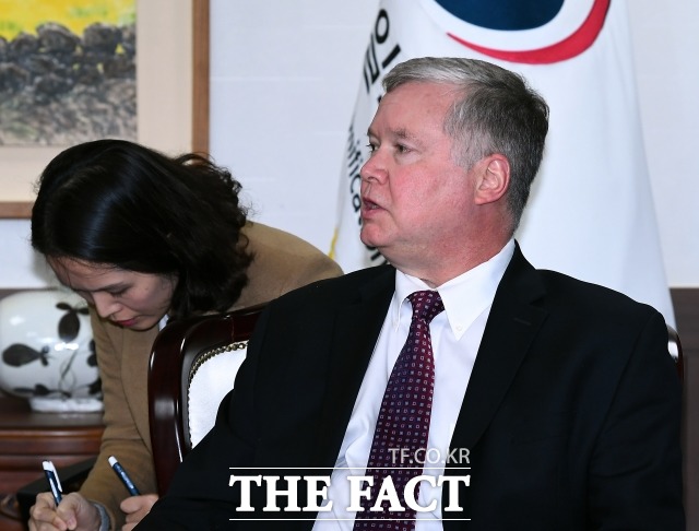 스티븐 비건 미국 국무부 대북정책 특별대표가 10일 김연철 통일부 장관과 면담을 한다. 비건 대표의 지난해 통일부 방문 당시의 모습. /이동률 기자