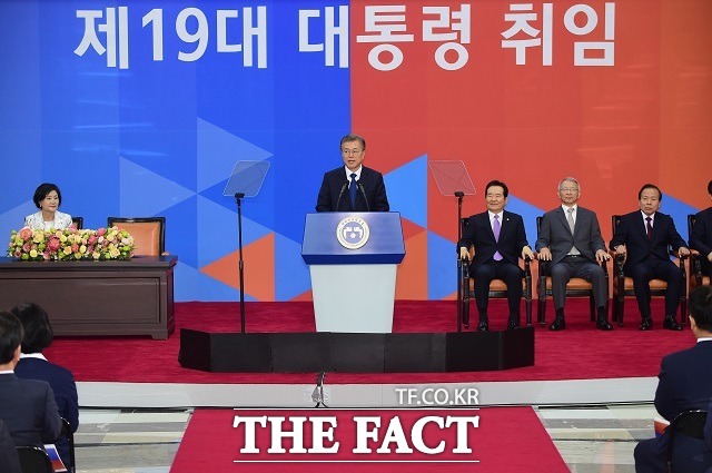 10일 취임 2주년을 맞은 문재인 대통령은 2년 전 취임사에서 협치를 다짐했다. 2017년 5월 국회의사당 로텐더홀에서 열린 취임선서 행사에서 발언하는 문 대통령. /배정한 기자