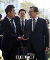 [TF포토] 김학의, 검찰 출석... 취재진에 '부릅 뜬 눈'