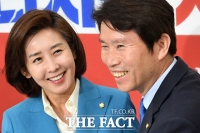[TF포토] 이인영 신임 원내대표 환영하는 나경원