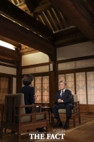  文대통령 'MB·박근혜 전 대통령 사면? 재판 중으로 부적절'