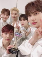  뉴이스트, 8년 만에 첫 1위…'다섯 명이 꾸던 꿈'