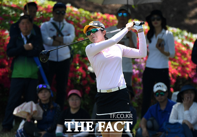 KLPGA 2019시즌 여덟 번째 대회인 2019 NH투자증권 레이디스 챔피언십 1라운드 경기가 10일 경기도 용인시 수원컨트리클럽에서 열린 가운데 안송이가 티샷을 하고 있다. /용인=남용희 기자