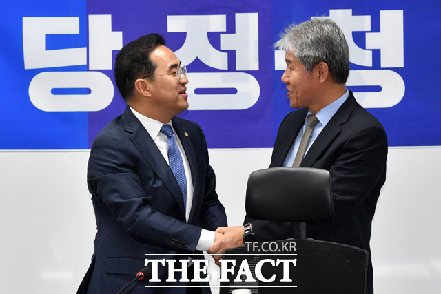 김수현 청와대 정책실장(오른쪽)과 박홍근 을지로위원회 위원장이 참석해 회의에 앞서 인사를 나누고 있다.