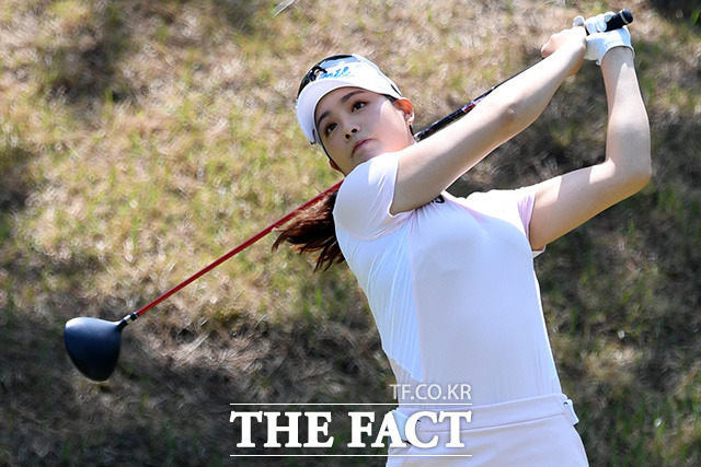 KLPGA 2019시즌 여덟 번째 대회인 2019 NH투자증권 레이디스 챔피언십 1라운드 경기가 10일 경기도 용인시 수원컨트리클럽에서 열린 가운데 박결이 티샷을 하고 있다. /용인=남용희 기자