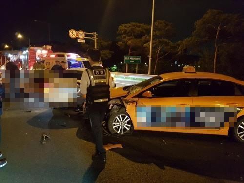 배우 한지성이 3차선 고속도로를 달리다 2차로에 정차한 후 사고를 당해 숨졌다. /인천소방본부 제공