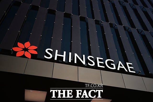 신세계가 올해 1분기 실적을 발표했다. 신세계는 매출은 전년 동기 대비 38.6% 증가세를 보였으나 영업이익은 2.9% 감소폭을 나타냈다. 신세계 측은 면세점 등 투자 비용으로 인해 영업이익이 감소했다고 밝혔다. /더팩트 DB