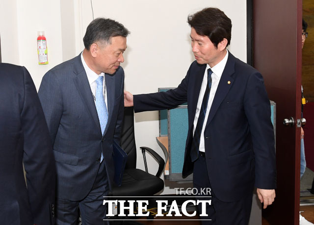 정석환 국방부 정책실장(왼쪽)이 10일 오후 서울 여의도 국회 더불어민주당 원내대표실에서 북한 미사일 발사 관련 국방부 보고를 위해 이인영 원내대표와 만나 인사를 나누고 있다./국회=남윤호 기자