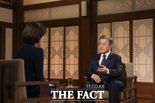 문재인 대통령이 대북 인도적 지원에 대해 입장을 밝혔다. 지난 9일 오후 청와대 상춘재에서 열린 문재인 정부 2년 특집 대담 ‘대통령에게 묻는다의 모습. /청와대 제공