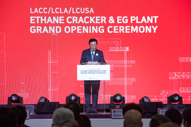 신동빈 롯데그룹 회장이 10일 미국 루이지애나주 레이크찰스에서 열린 롯데케미칼 에탄크래커(ECC)·에틸렌글리콜(EG) 공장 준공식에 참석해 인사말을 하고 있다. /롯데 제공