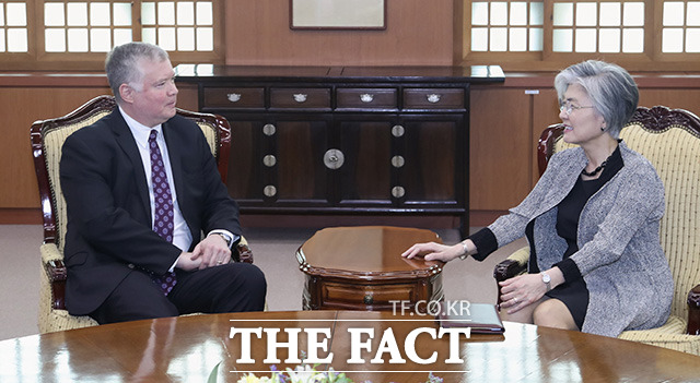 스티븐 비건 미 국무부 대북특별대표(왼쪽)가 10일 오전 서울 종로구 외교부에서 방한해 강경화 외교부 장관을 만나 대화를 나누고 있다./사진공동취재단